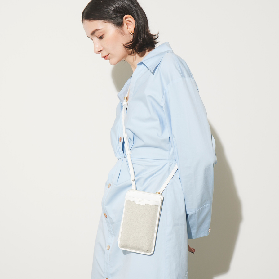 50代女性の普段使いにおすすめなカジュアルに使えるハイブランドバッグは、ヴィオラドーロのキャンバス×レザー スマートフォンポシェット